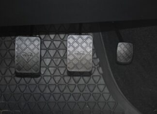 Co się dzieje z pedałem hamulca gdy układ jest nieszczelny?