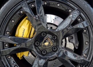 Kiedy hamują tylne hamulce?