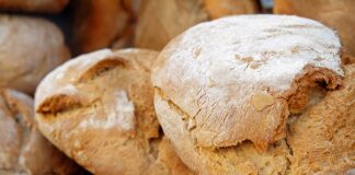 Co zrobić żeby skórka od chleba nie była twarda?
